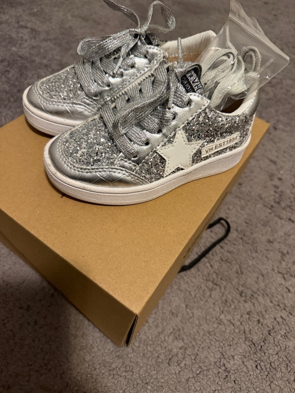 Vintage Havana Silver Glitter Kids' Sneakers with Star Accent Size 8